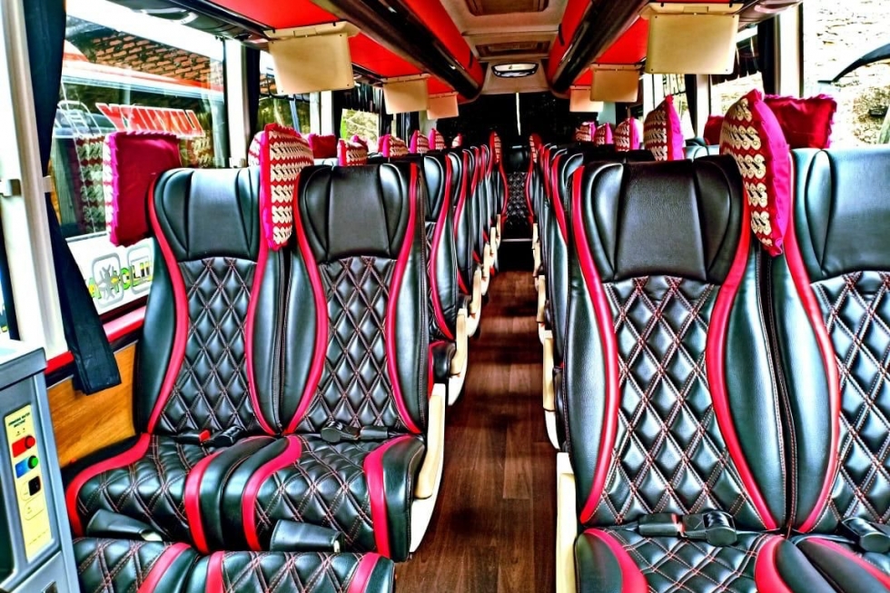 Medium Bus VIP Legrest - Sewa Bus Pariwisata Beetrans